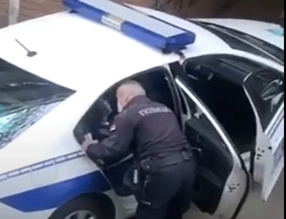 Policajac na Vračaru brutalno šamara privedenog muškarca